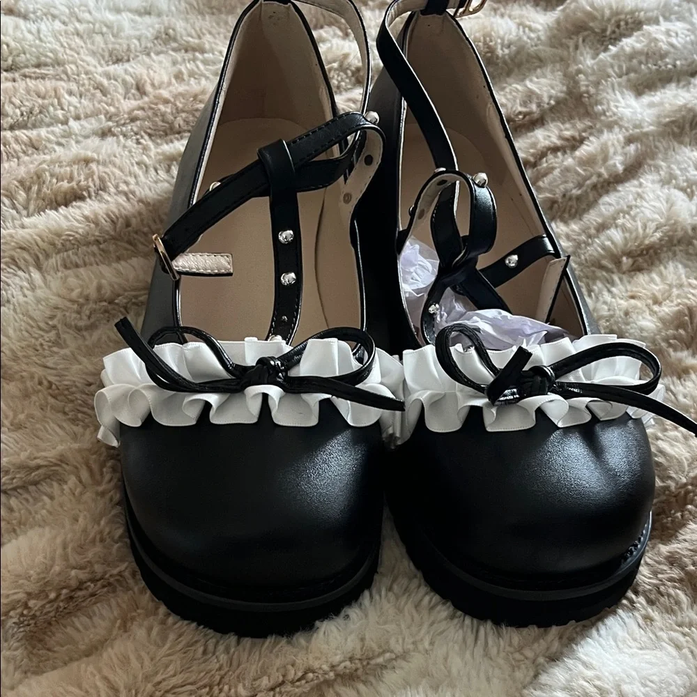 Amazon Black and White Ruffle Flats - Picture 1 of 3